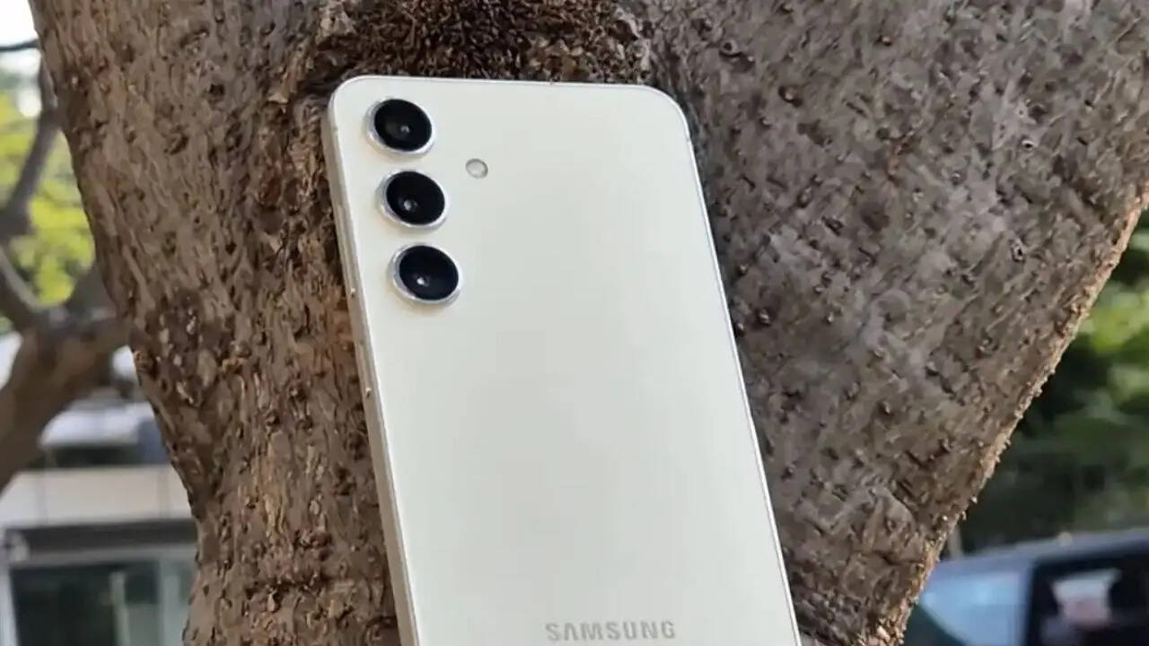 परफॉर्मेंस के लिए Samsung Galaxy S24 में कंपनी ने Exynos 2400 चिपसेट दिया है। रैम और स्टोरेज की बात करें तो इसमें 8GB तक की रैम और 512GB तक की स्टोरेज दी गई है। फोटोग्राफी के लिए स्मार्टफोन को 501012 मेगापिक्सल के ट्रिपल कैमरा सेटअप से लैस किया गया है। सेल्फी और वीडियो कॉलिंग के लिए इसमें 12 मेगापिक्सल का कैमरा मिलता है।