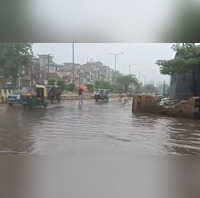 Heavy Rain नोएडा-ग्रेटर नोएडा में तेज बारिश से सुहावना हुआ मौसम पानी-पानी हुई सड़कें यातायात प्रभावित