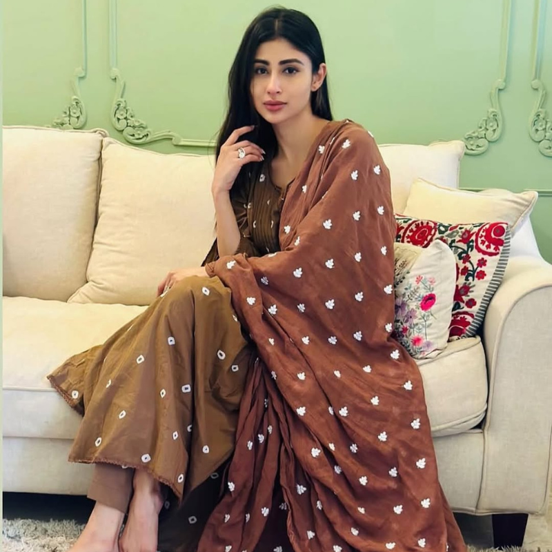 सूट पहने दिखीं मौनी