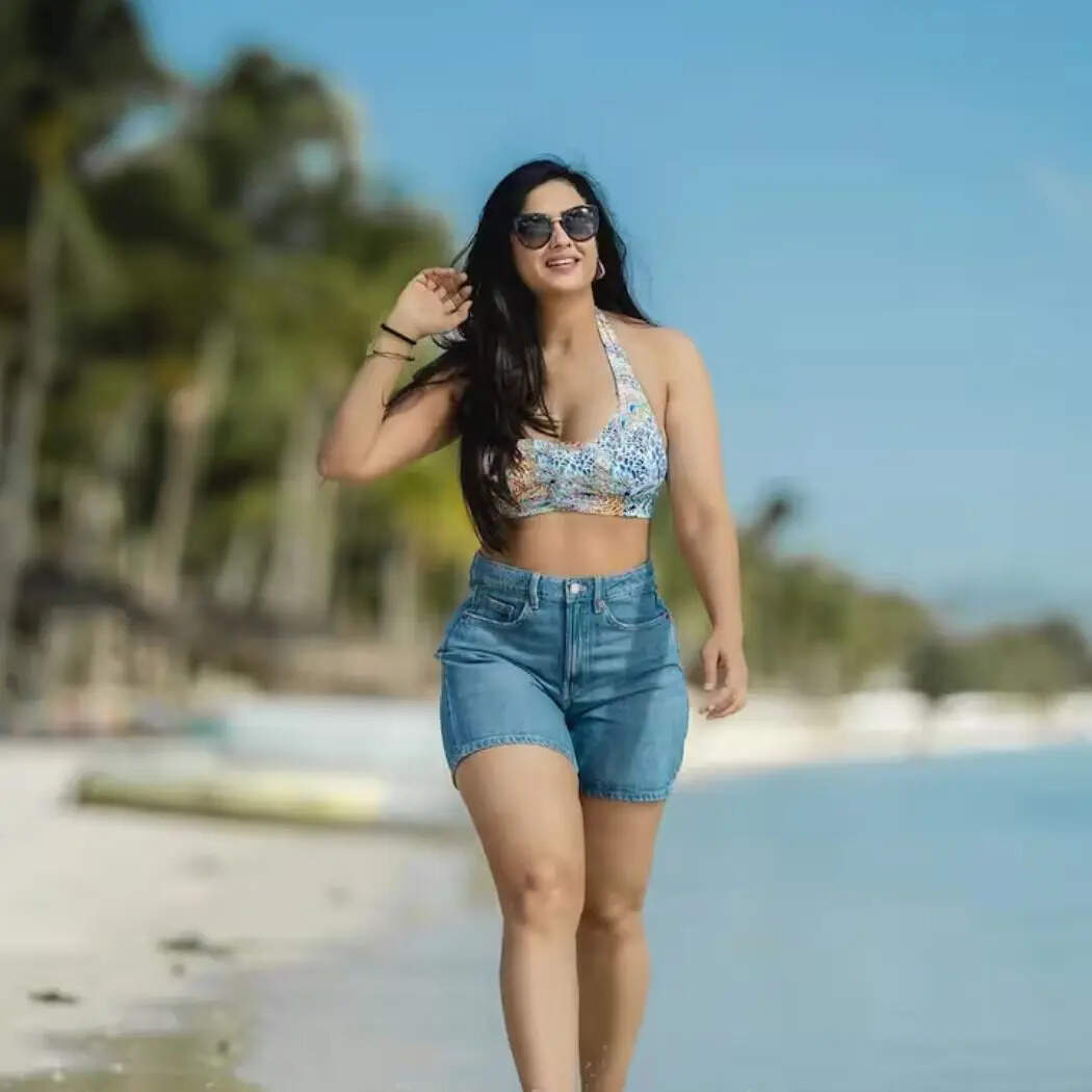 डेनिम शॉर्टस् और ब्रालेट