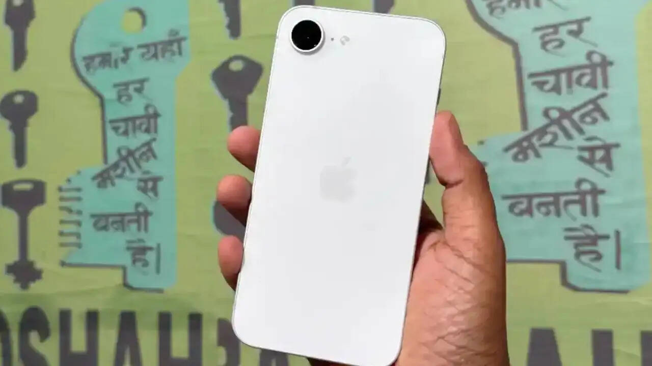 iPhone 16e में एल्यूमिनियम फ्रेम के साथ ग्लास बैक पैनल मिलता है। इसमे कंपनी ने IP68 की रेटिंग दी है जिससे पानी और धूल से भी सुरक्षित रहने वाला है। इसमें कंपनी ने 61 इंच का सुपर रेटिना डिस्प्ले दिया है जिसमें HDR10 और 1200 निट्स की पीक ब्राइटनेस मिलती है। डिस्प्ले की सेफ्टी के लिए इसमें Ceramic Shield glass दिया गया है।