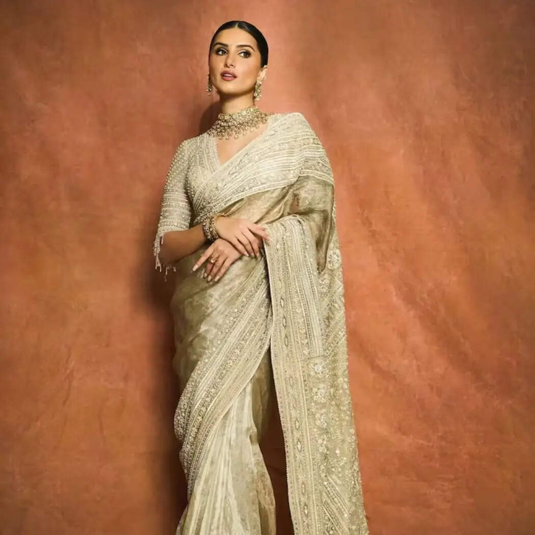 ग्लासी मेकअप और स्मोकी आईज उनकी खूबसूरती में चार चांद लगा रहे है। Image Instagram