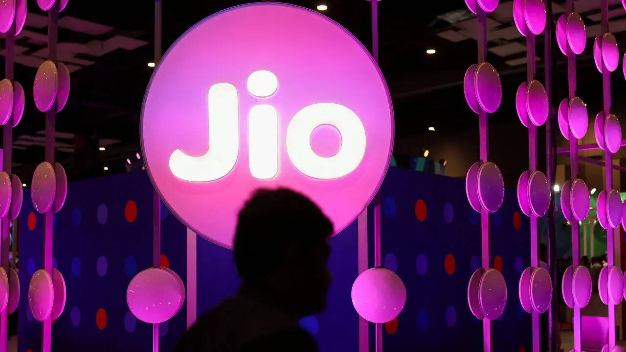 Jio का 899 रुपये का रिचार्ज प्लान लेकर आप 90 दिनों के लिए टेंशन फ्री हो सकते हैं। इस प्लान में कंपनी अपने करोड़ों यूजर्स को 90 दिन तक सभी मोबाइल नेटवर्क पर अनलिमिटेड कॉलिंग ऑफर कर रही है। इसके अलावा जियो के इस प्लान में आपको सभी नेटवर्क के लिए डेली 100 फ्री एसएमएस भी मिलते हैं।