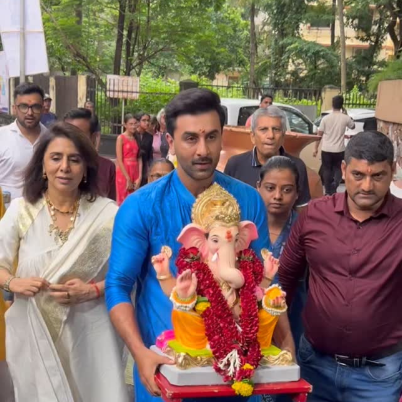 गणपति विसर्जन के लिए रवाना हुए रणबीर