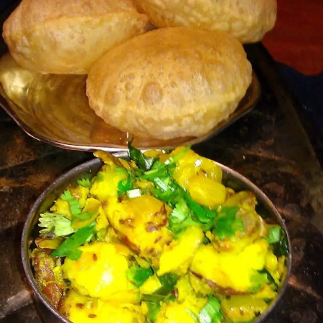 पूड़ी और सूखा आलू
