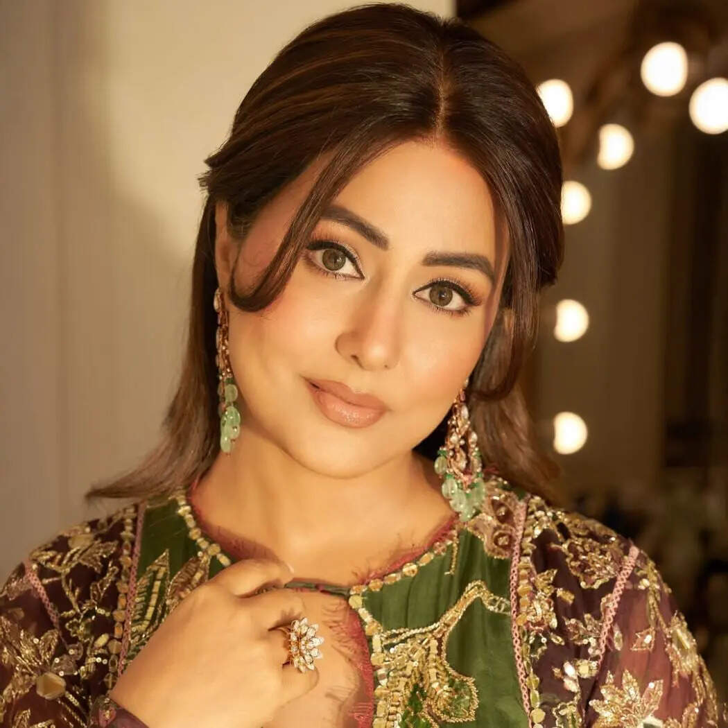 ब्राउन और ग्रीन कॉम्बिनेशन वाले इस सूट में हिना का स्टाइल देखते ही बन रहा है। सूट से मैचिंग ईयररिंग्स ग्लासी मेकअप उनकी सुंदरता में चार चांद लगा रहा है। Image Instagram