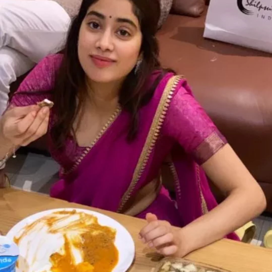 खुद बनाती हैं