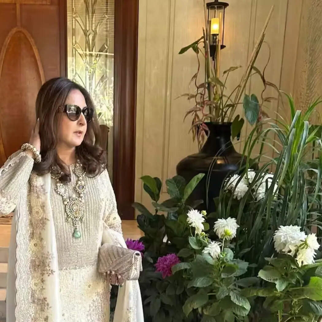 इस सूट में प्रिया आहूजा का ये लुक काफी रिच वाइब दे रहा है। हैवी ज्वेलरी के साथ उन्होंने अपने इस लुक को कंप्लीट किया है। Image Instagram