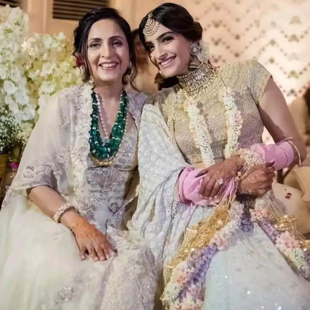 अनिल कपूर की समधन का नाम प्रिया आहूजा है। इस उम्र में भी उनकी खूबसूरती कमाल की है। Image Instagram