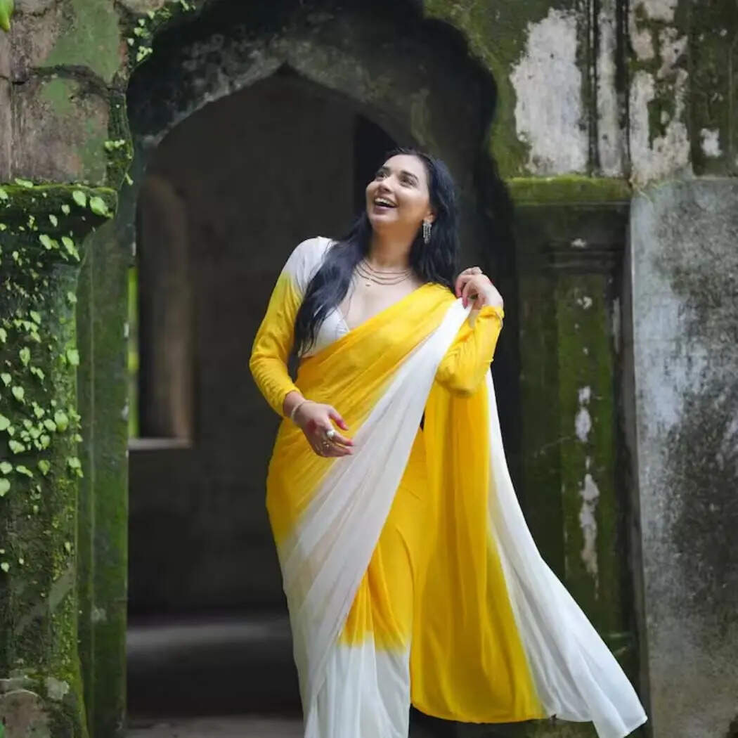 तान्या के वार्डरोब में सिल्क बनारसी शिफॉन से लेकर डिजाइनर साड़ियां हैं। उनकी ये तस्वीरें तान्या का साड़ी लव साफ बताता है। Image Instagram