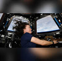 ड्रैगन कैप्सूल की पहली महिला पायलट स्पेस में बिता चुकी हैं 213 दिन NASA एस्ट्रोनॉट मैकआर्थर 25 साल बाद हुईं रिटायर