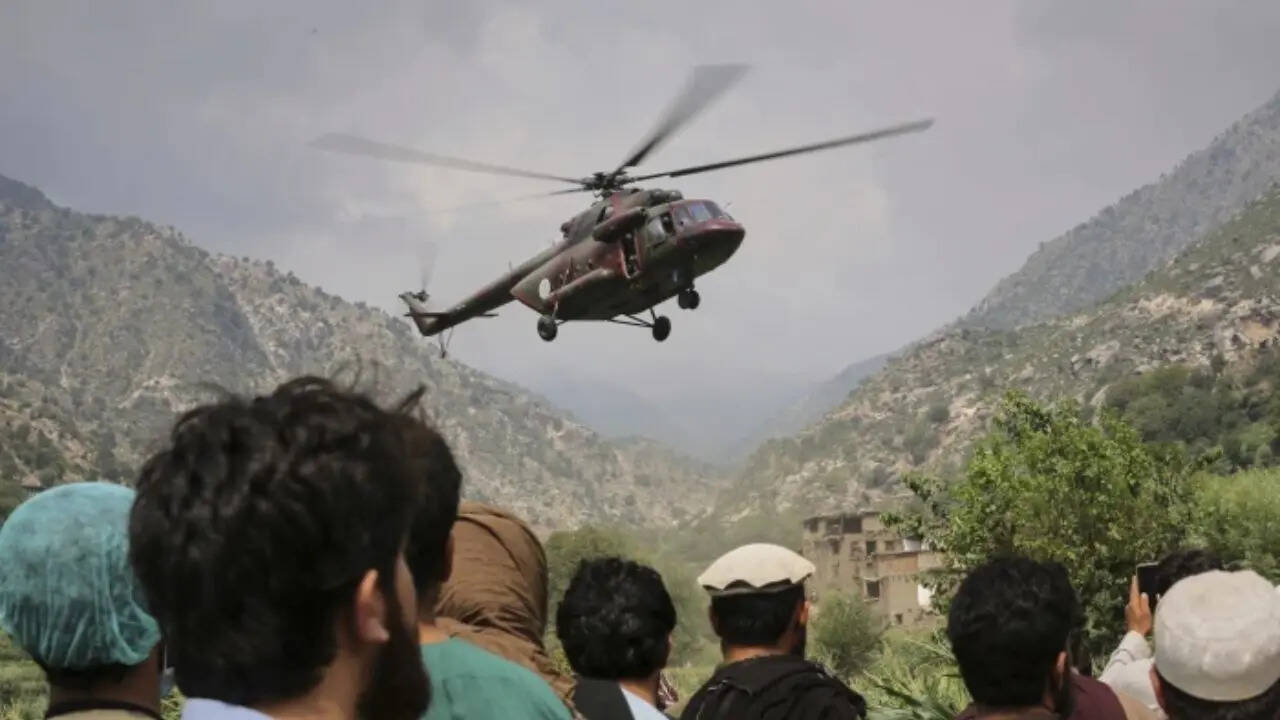 हेलीकॉप्टर के जरिए पहुंचाई जा रही राहत सामग्री