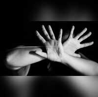 Greater Noida Crime News फ्लैट में दूधवाले का आतंक बच्चे की गर्दन पर चाकू रख मां के कपड़े उतरवाकर बनाया Video
