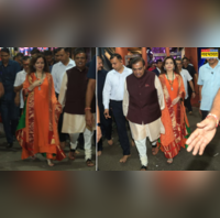 पति मुकेश का हाथ पकड़ बप्पा के दर्शन करने पहुंची नीता अंबानी भगवा रंग के सूट में लगीं इतनी सुंदर बहन-ननद को सादगी से दी टक्कर