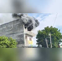 Prayagraj Fire प्रयागराज में इलेक्ट्रॉनिक गोदाम में लगी भीषण आग करोंड़ों का सामान जलकर राख