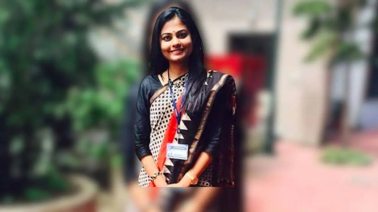 कौन हैं IAS आर्टिका शुक्ला