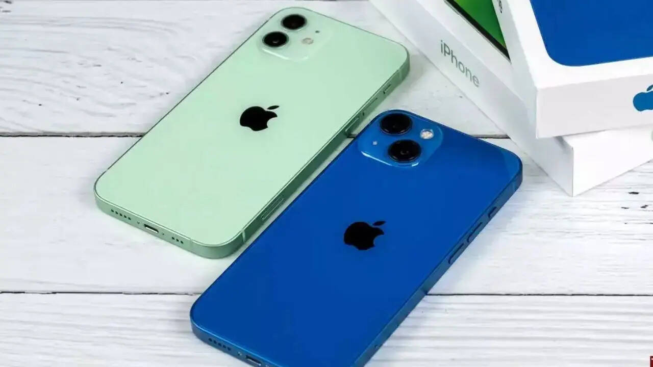 Apple ने इस आईफोन में Apple A15 Bionic चिपसेट दिया गया है। इसके साथ इसमें 4GB की रैम और 512GB की स्टोरेज मिलती है। फोटोग्राफी के लिए iPhone 13 में डुअल कैमरा सेटअप दिया जाता है जिसमें 1212 मेगापिक्सल का सेंसर मिलता है। सेल्फी और वीडियो कॉलिंग के लिए इसमें 12 मेगापिक्सल का कैमरा दिया गया है।फोटो क्रेडिट- DigitApple