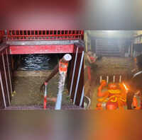 प्रयागराज में बढ़ा गंगा-यमुना का जलस्तर बाढ़ के पानी से हुआ हनुमान जी का अभिषेक मंदिर के कपाट हुए बंद