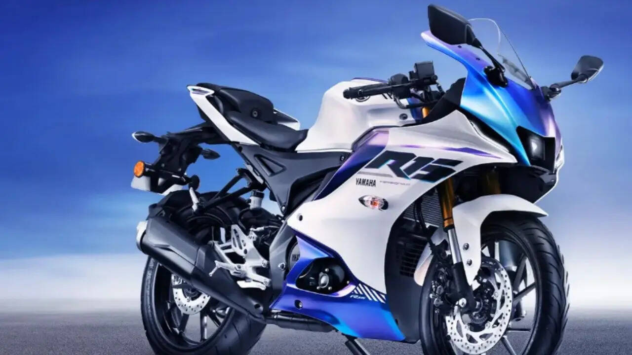 2025 Yamaha R15 में बाइक लवर्स को काफी कुछ नया देखने को मिलने वाला है। कंपनी ने इसमें फैंस को अब और कलर्स का ऑप्शन दे दिय है। Yamaha R15 2025 मॉडल के नए कलर्स देखकर फैंस की धड़कन बढ़ने वाली है। फैंस के दिल की धड़कन बढ़ाने वाले हैं। फोटो क्रेडिट-Yamaha Motor India