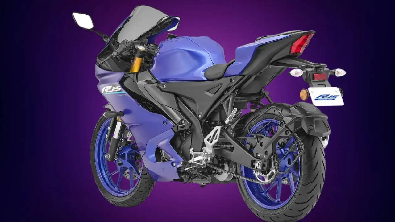 Yamaha R15 में कंपनी ने 155cc का लिक्विड कूल्ड इंजन दिया है। इसमें आपको DiASil सिलिंडर और डेल्टाबॉक्स फ्रेम का डिजाइन मिलता है। इस बाइक में आपको असिस्ट और स्लिपर क्लच क्विक शिफ्टर का फीचर भी मिलता है। बेहतरीन कंफर्ट के लिए इस बाइक में अपसाइड-डाउन फ्रंट फोर्क्स और लिंक्ड-टाइप मोनोक्रॉस सस्पेंशन दिए गए हैं।