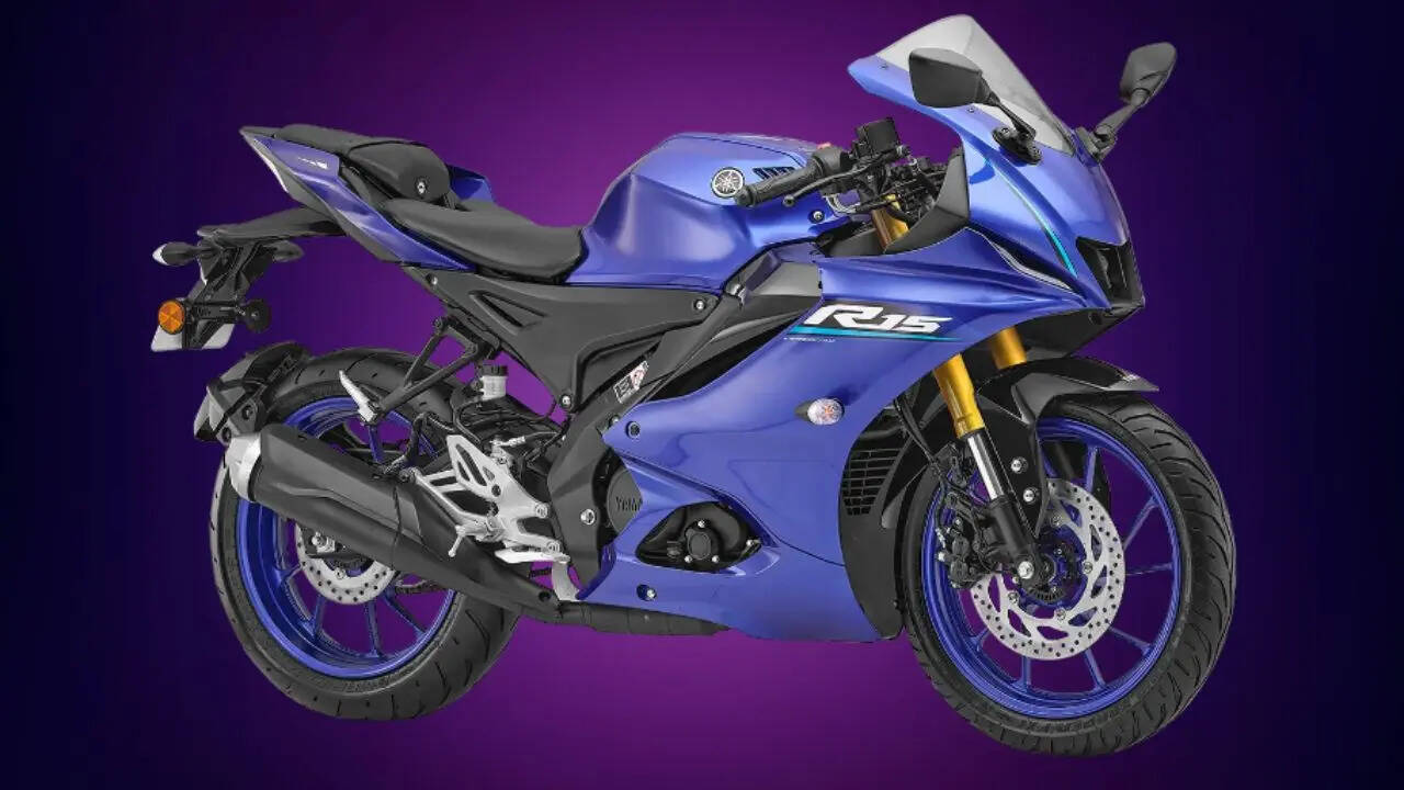 2025 Yamaha R15 में बाइक लवर्स को मैटेलिक ग्रे कलर का ऑप्शन मिलने वाला है। इसके अलावा R15 Version 4 अब बोल्ड मेटैलिक ब्लैक कलर का भी ऑप्शन मिलेगा। पिछले कई सालों से यामहा फैंस इन कलर ऑप्शन का इंतजार कर रहे थे। फोटो क्रेडिट-Yamaha Motor India