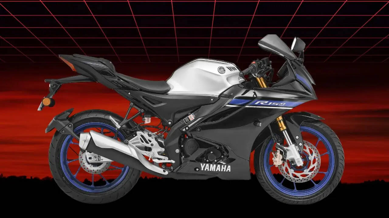 Yamaha R15 की इस अपडेट रेंज में कंपनी ने R15M R15 Version 4 V4 और R15S को शामिल किया है। अगर आप 2025 Yamaha R15 को खरीदने की प्लानिंग कर रहे हैं तो बता दें कि करीब पौने दो लाख रुपये एक्सरूम है। फोटो क्रेडिट-Yamaha Motor India