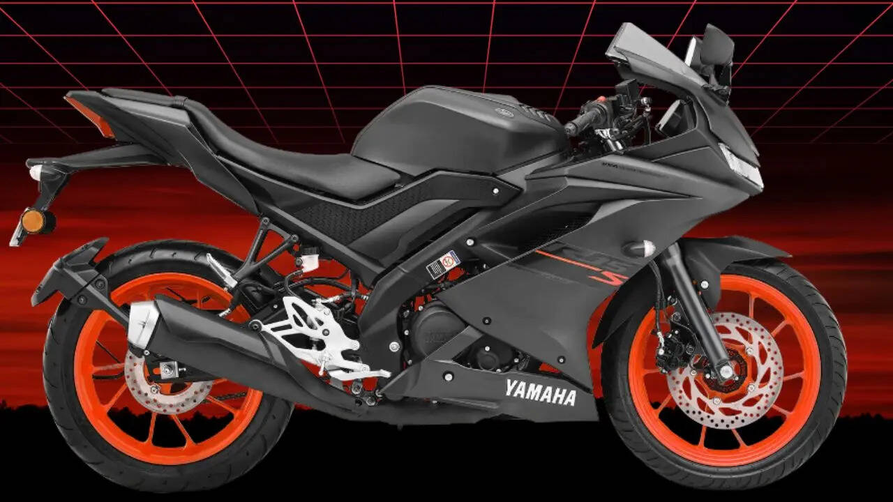 ग्रे और ब्लैक कलर के अलावा यामाहा की R15 V4 में अब मेट पर्ल वाइट कलर का ऑप्शन भी जोड़ दिया गया है। अगर आप Yamaha R15s को खरीदना चाहते हैं तो बता दें कि इसमें कंपनी ने अब मैट ब्लैक कलर का भी विकल्प दे दिया है। इस बाइक में आपको अलॉय व्हील रेड कलर में मिलने वाले हैं।फोटो क्रेडिट-Yamaha Motor India