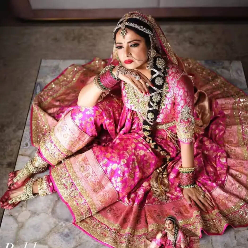 गुलाबी और गोल्डन काम वाली भारी लहंगा-चोली में रेखा उमराव जान लग रही हैं। लंबे गजरे से सजी चोटी मांगटीका हार चूड़ियां और पायल के साथ रेखा ने इस लुक को पूरा किया है। Image Instagram