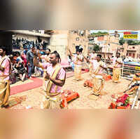 Varanasi चंद्र ग्रहण से पहले दशाश्वमेध घाट पर हुई गंगा मैया की आरती विदेशी पर्यटक भी बने अनोखे दृश्य के साक्षी