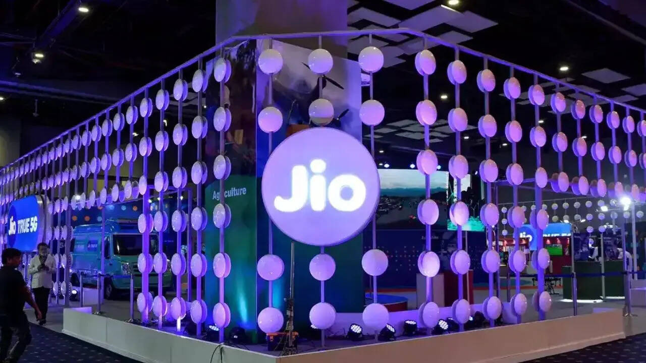 रिलायंस जियो देश की नंबर एक टेलीकॉम कंपनी है। हाल ही में जियो ने अपने 9 साल कंप्लीट होने के मौके पर ग्राहकों के लिए कुछ धमाकेदार ऑफर्स पेश किए थे लेकिन अब कंपनी ने दीवाली से पहले सबसे कुछ ऐसा कर दिया है जिसने ग्राहकों को बड़ी राहत दे दी है।