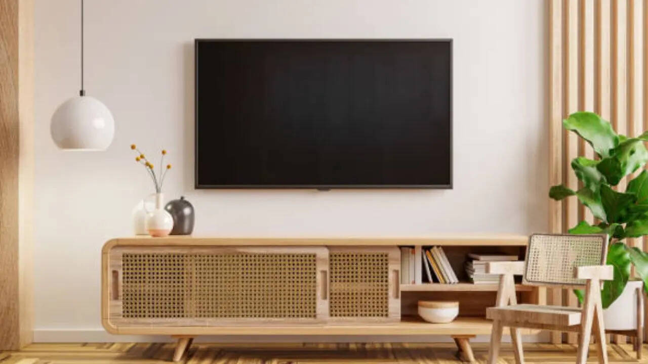 strongThomson Smart TV strongथॉमसन की स्मार्ट टीवी को आप 7 हजार रुपये से कम कीमत में खरीदकर घर ले जा सकते हैं। इस स्मार्ट टीवी कि असली कीमत 15999 रुपये है। फ्लिपकार्ट ग्राहकों को इस समय इस पर 56 का डिस्काउंट ऑफर कर रहा है। इस ऑफर के साथ आप Thomson की 32 inch Smart TV को सिर्फ 6999 रुपये में खरीद सकते हैं। इस स्मार्ट टीवी में आपको डुअल स्पीकर और 20W का साउंड आउटपुट मिलता है।