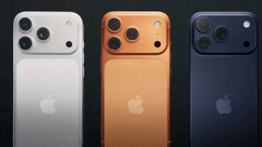 Apple ने इस बार अपने प्रो सीरीज के आईफोन्स को एक नए लुक और डिजाइन के साथ लॉन्च किया है। कंपनी ने iPhone 17 Pro को एक नए कैमरा मॉड्यूल डिजाइन के साथ मार्केट में पेश किया है। इसकी उम्मीद फैंस को पिछले काफी समय से थी।