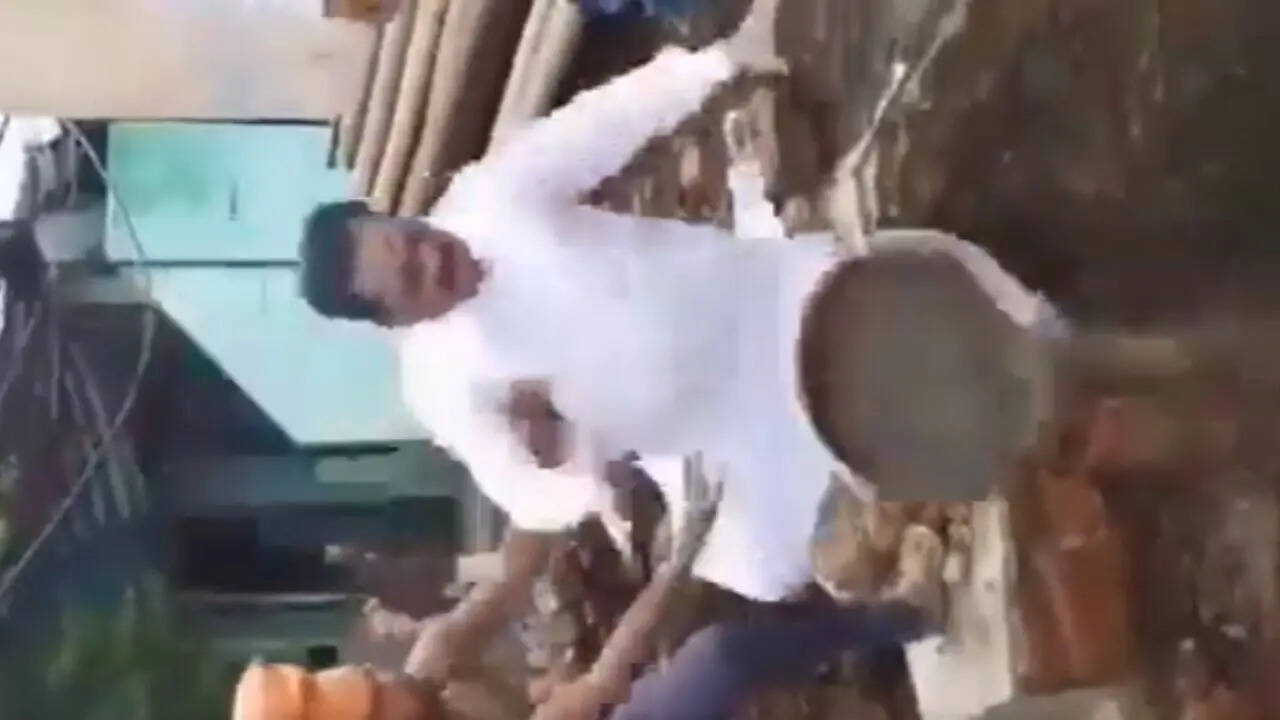 गड्ढे में गिरे नेता जी
