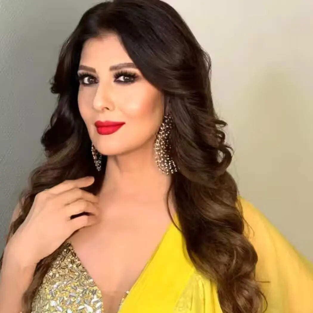 येलो कलर की रफल साड़ी और गोल्डन ब्लाउज में संगीता कमाल की लग रही हैं। Image Instagram