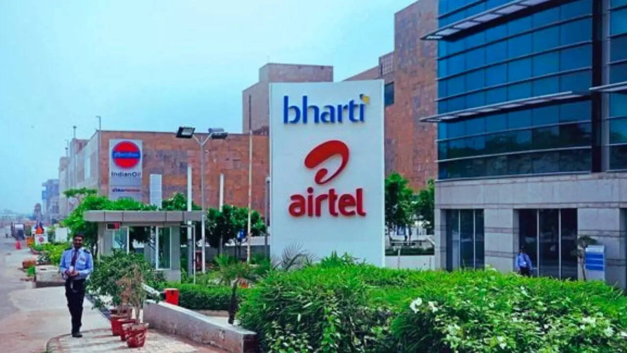 अगर आप बार-बार रिचार्ज के झंझट से बचना चाहते हैं तो एयरटेल ने ग्राहकों को 365 दिन तक चलने वाले रिचार्ज प्लान का ऑप्शन दिया है। कंपनी के पास एनुअल प्लान्स में भी ग्राहकों के लिए कई तरह के रिचार्ज प्लान्स मौजूद हैं। एयरटेल ग्राहकों को डेटा के साथ और बिना डेटा वाले एनुअल प्लान्स भी ऑफर करती है।