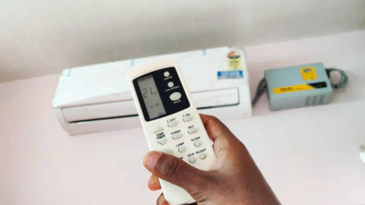 strongMarQ 15 Ton Split AC 5 Starstrong को फ्लिपकार्ट पर 60999 रुपये की कीमत पर लिस्ट किया गया है। BBD Sale 2025 शुरू होने से पहले ग्राहकों को इस पर 50 का मैसिव डिस्काउंट दिया जा रहा है। इस ऑफर के साथ आप इसे सिर्फ 29990 रुपये में खरीद सकते हैं।