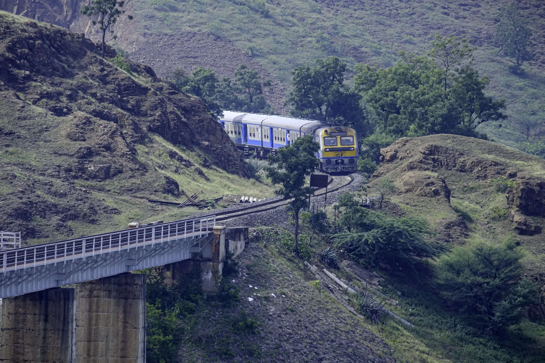 ​तो इसलिए इनसे बनाई जाती हैं पटरियां
