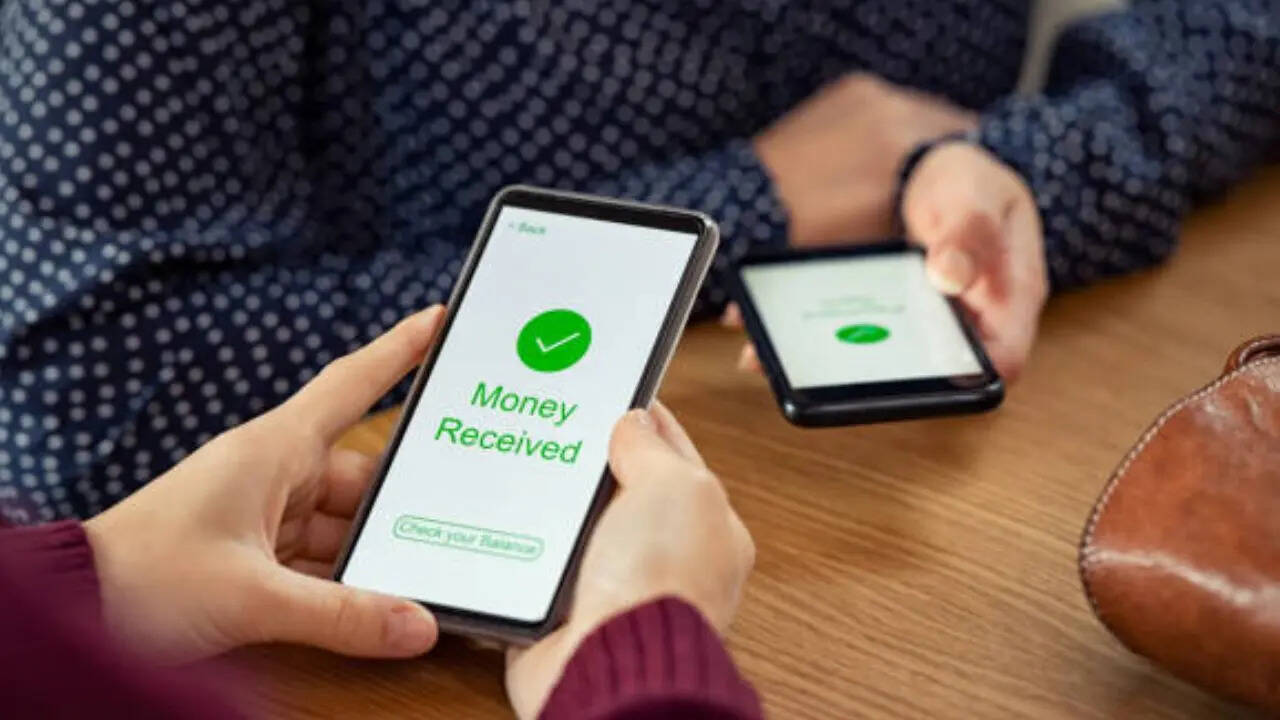 नए नियम में NPCI ने क्रेडिट कार्ड बिल पेमेंट और ईएमआई के लिए भी लिमिट बढ़ा दी है। नए नियम के बाद अब एक पेमेंट 5 लाख रुपये तक हो सकेगा। क्रेडिट कार्ड के लिए डेली लिमिट NPCI ने 6 लाख और EMI के लिए 10 लाख रुपये की लिमिट सेट की गई है। नॉर्मल यूजर्स के लिए लिमिट पहले की ही तरह रहेगी।