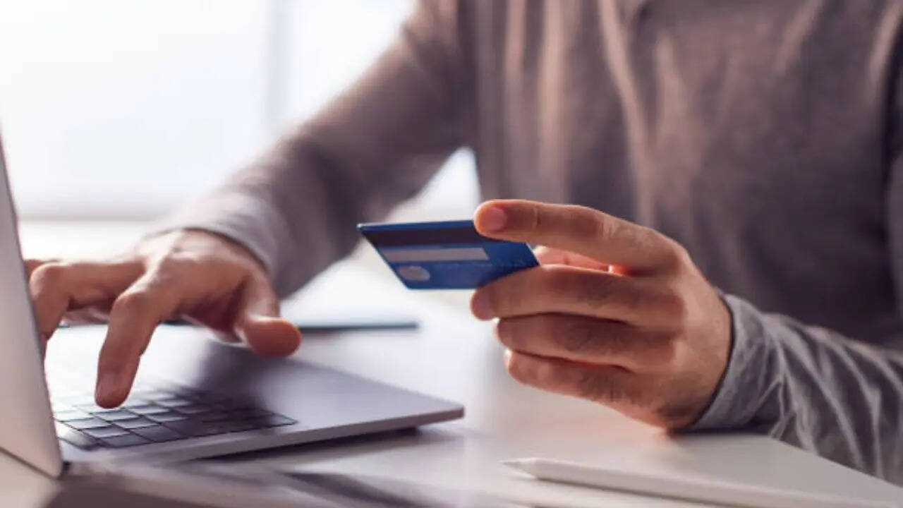 NPCI के नियम के मुताबिक रेलवे, एयरलाइन और बाकी ट्रैवल बुकिंग में भी अब 5 लाख तक का यूपीआई के जरिए ऑनलाइन पेमेंट किया जा सकेगा। वहीं NPCI ने अब डेली ट्रांजैक्शन की लिमिट 10 लाख रुपये कर दी है। 