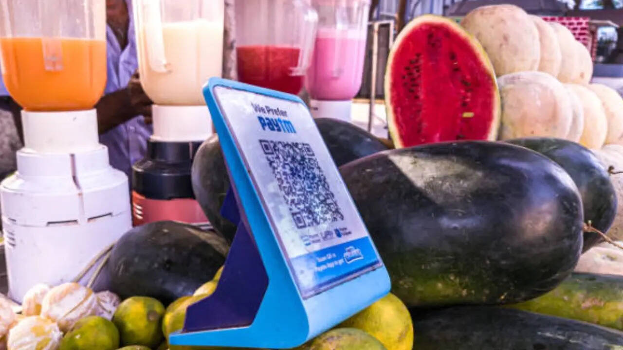 आपको बता दें कि नेशनल पेमेंट्स कॉर्पोरेशन ऑफ इंडिया यानी NPCI की तरफ से अब हाई वैल्यू ट्रांजैक्शन की लिमिट बढ़ा दी गई है। NPCI के इन नियम का सीधा असर बिजनेस और इन्वेस्टमेंट वाले लोगों पर पड़ेगा। हालांकि अगर आप रोजमर्रा की जिंदगी में अगर छोटे भुगतान के लिए UPI का इस्तेमाल करते हैं तो आप पर इस नियम का कोई असर नहीं होने वाला है।