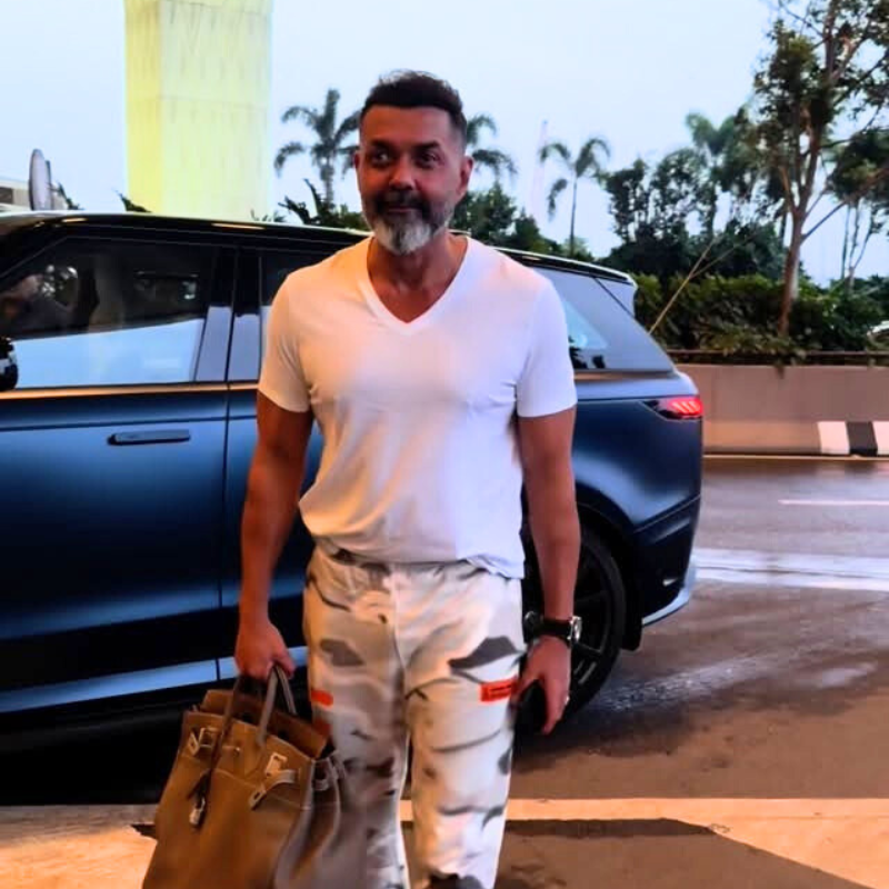 धांसू अंदाज में दिखे बॉबी देओल