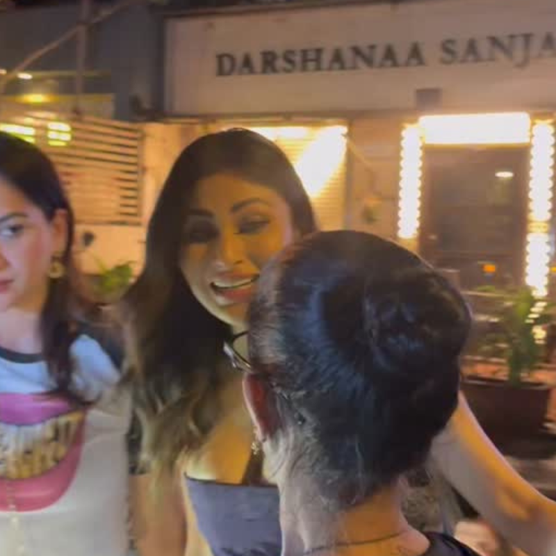 खुशी दिखीं मौनी रॉय