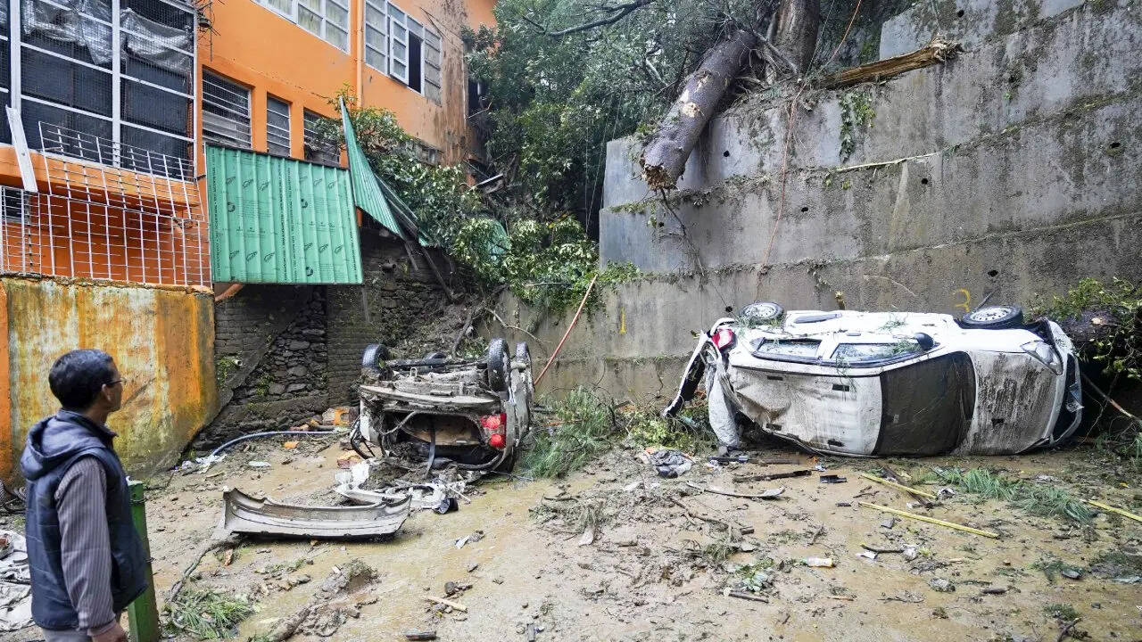 लोगों को सुरक्षित स्थानों पर शिफ्ट किया