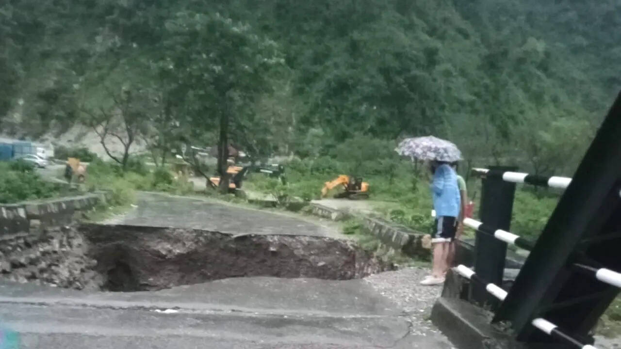 टपकेश्वर महादेव मंदिर जलमग्न