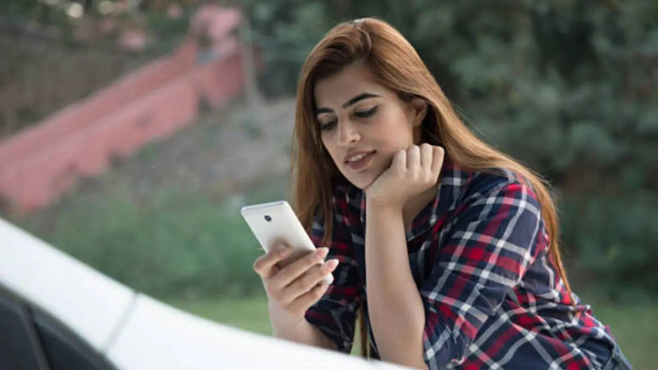 अगर आप जियो, एयरटेल और वीआई का सबसे सस्ता एनुअल प्लान लेना चाहते हैं तो बता दें कि इसके लिए जियो के पास 1748 रुपये का प्लान, एयरटेल के पास 1849 रुपये का रिचार्ज प्लान और वोडाफोन आइडिया के पास 1849 रुपये का रिचार्ज प्लान मौजूद है। (फोटो क्रेडिट-Istock)