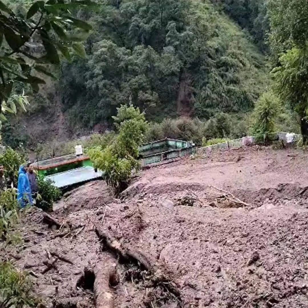 मकान मलबे में दबे