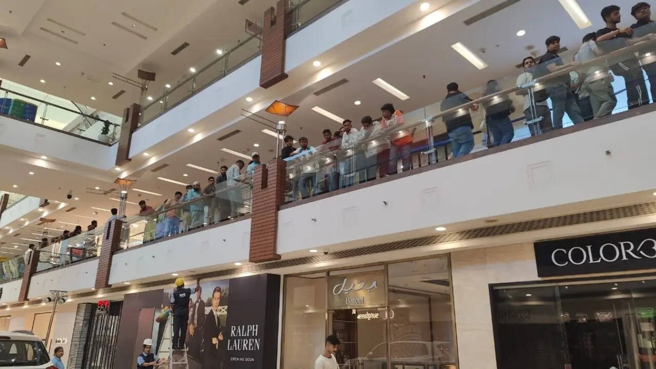 iiPhone 17 Series में मिलने वाले ऑफर्स की बात करें तो ग्राहकों को छह महीने के लिए नो-कॉस्ट EMI ऑफर किया जा रहा है। अगर आप American Express, Axis Bank या फिर ICICI Bank से पेमेंट करते हैं तो आपको 10,000 रुपये का इंस्टेंट कैशबैक मिलेगा। कंपनी एक्सचेंज ऑफर में 64,000 रुपये तक बचाने का मौका भी दे रही है।
