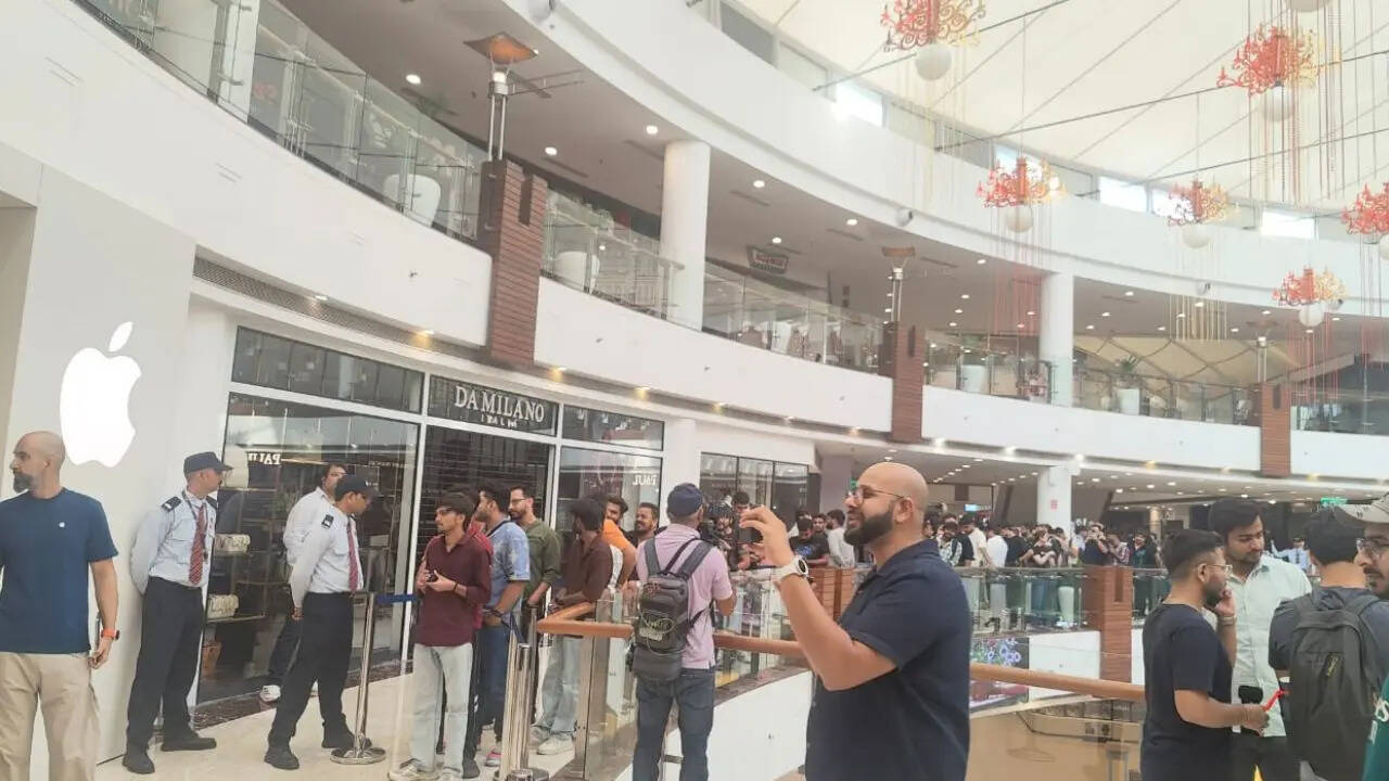 iPhone 17 Pro Max को बाजार में 1,49,900 रुपये की कीमत में लॉन्च किया है। इसका 1TB वाला वेरिएंट 1,89,900 रुपये और 2TB स्टोरेज वाला मॉडल आपको 2,29,900 रुपये में खरीदने को मिलेगा। 