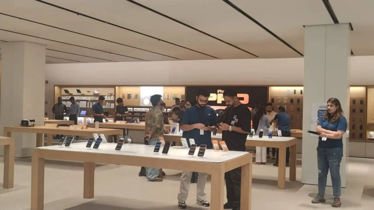 कंपनी ने इस बार अपनी सीरीज में प्लस मॉडल की जगह iPhone Air को शामिल किया है। यह एप्पल का अब तक का सबसे स्लिम आईफोन है। अगर आप इसे खरीदते हैं तो इसके लिए आपको 1,19,900 रुपये खर्च करने होंगे। कंपनी ने iPhone 17 Pro को 1,34,900 रुपये की शुरुआती कीमत में लॉन्च किया है।
