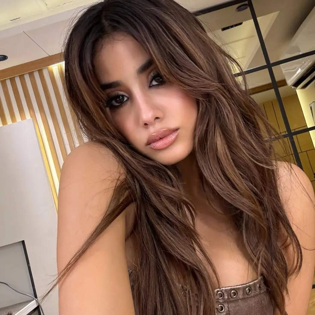 ग्लैम मेकअप और बालों को परफेक्टली स्टाइल करके उन्होंने इस लुक को पूरा किया है। Image Instagram